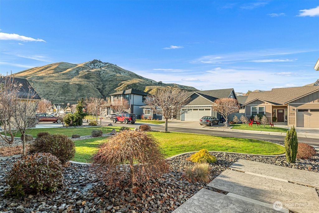 Photo of 1715 Brambling Brae Lane, Wenatchee, WA 98801 (MLS # 2465220)