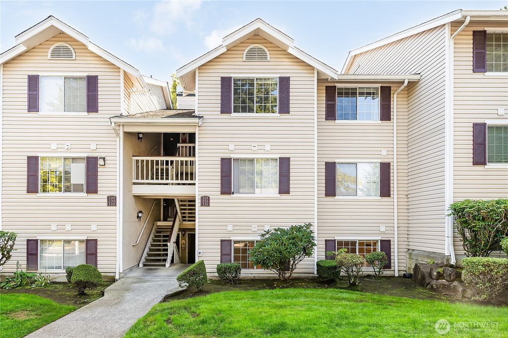 Photo of 19230 Forest Park Drive NE #J131, Lake Forest Park, WA 98155 (MLS # 2437100)