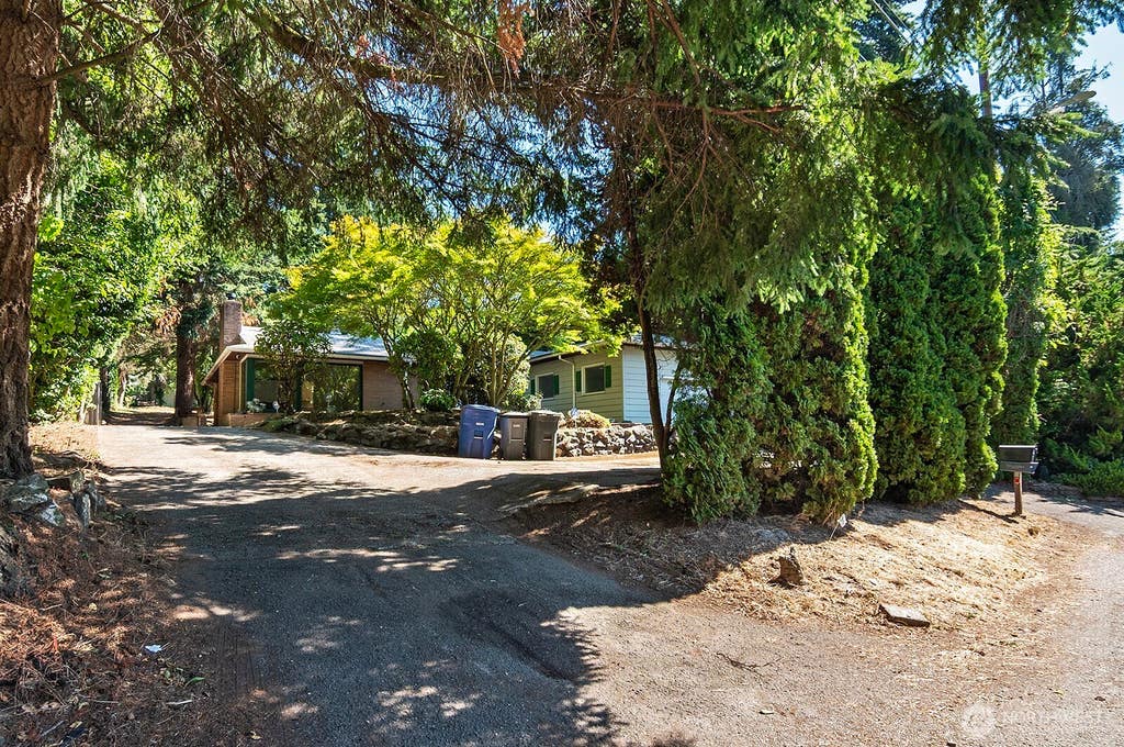 Photo of 17552 Ballinger Way NE, Lake Forest Park, WA 98155 (MLS # 2572023)