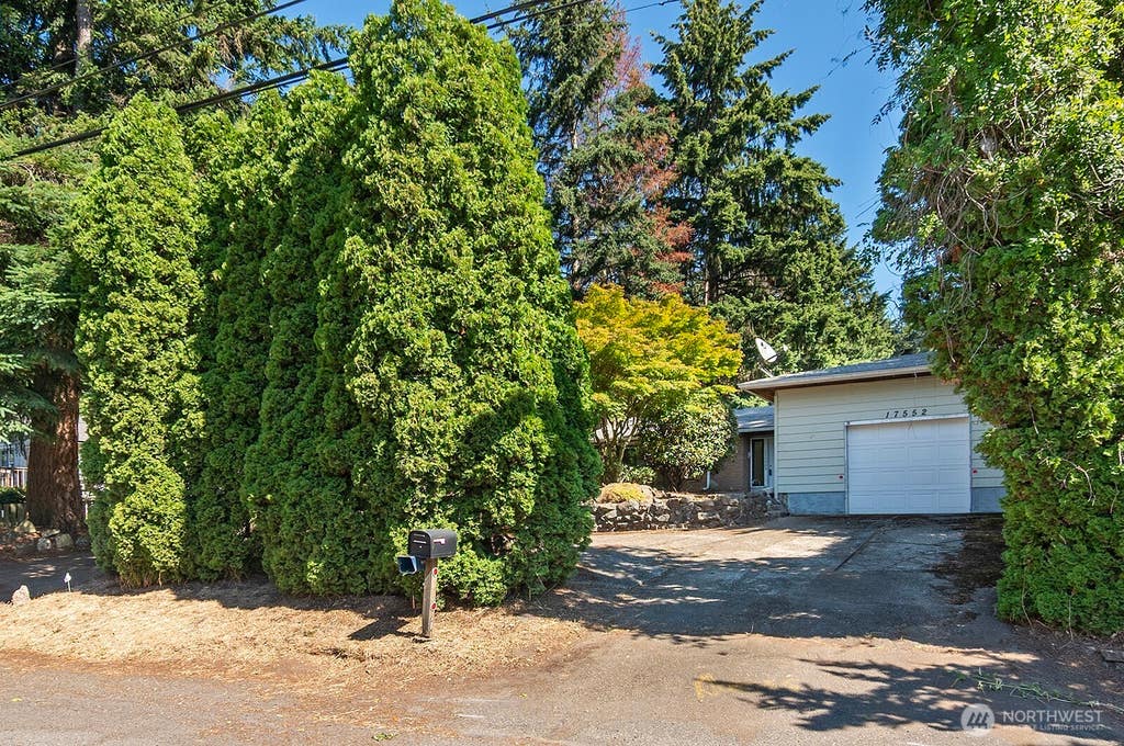 Photo of 17552 Ballinger Way NE, Lake Forest Park, WA 98155 (MLS # 2572023)