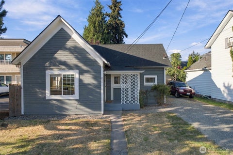 Photo of 311 2nd Avenue NE, Puyallup, WA 98372 (MLS # 2582342)