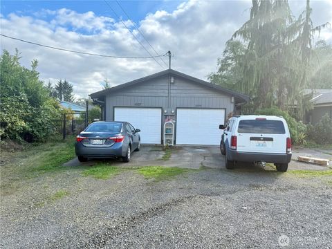 Photo of 1011 Macfarlane St, Aberdeen, WA 98520 (MLS # 2512573)