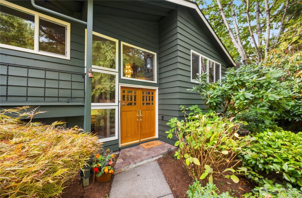 Photo of 6039 NE 202nd Street, Kenmore, WA 98028 (MLS # 2580521)