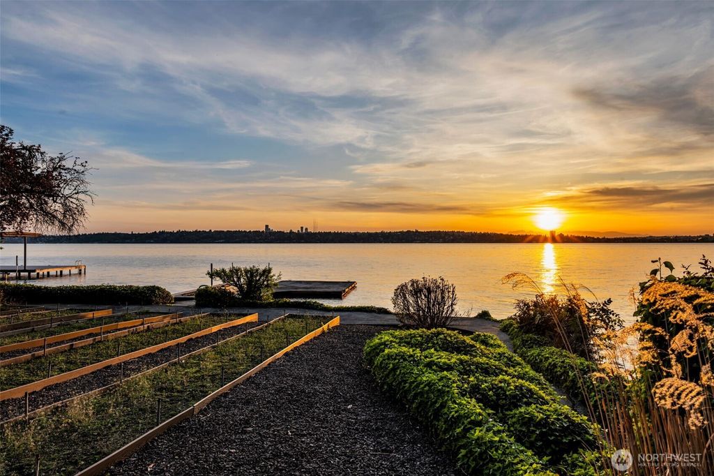 Photo of 1811 73rd Avenue NE, Medina, WA 98039 (MLS # 2365712)