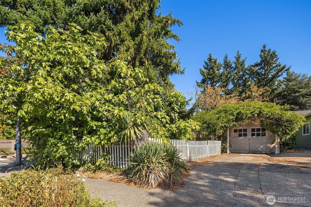 Photo of 5202 35th Avenue SW, Seattle, WA 98126 (MLS # 2435475)