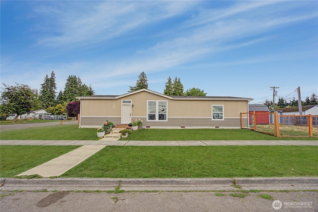 Photo of 213 N Liberty Street, Port Angeles, WA 98362 (MLS # 2563079)