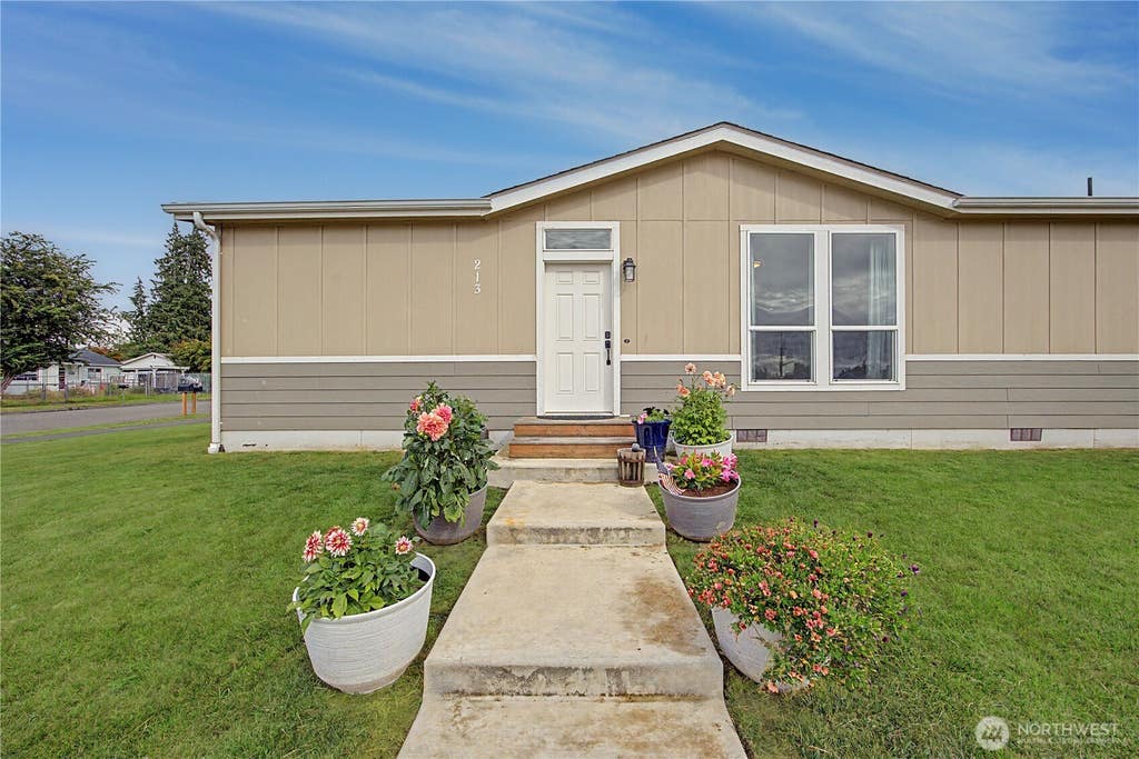 Photo of 213 N Liberty Street, Port Angeles, WA 98362 (MLS # 2563079)