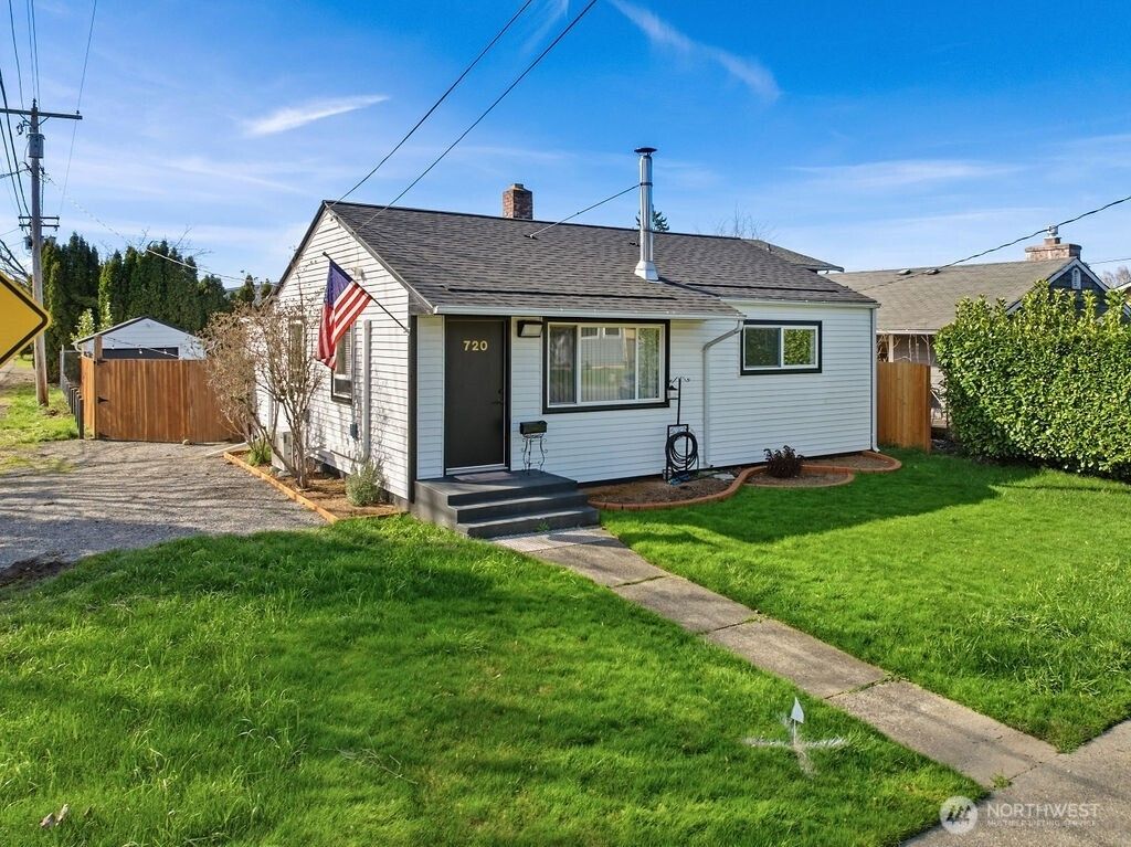 Photo of 720 9th Street SW, Puyallup, WA 98371 (MLS # 2496723)