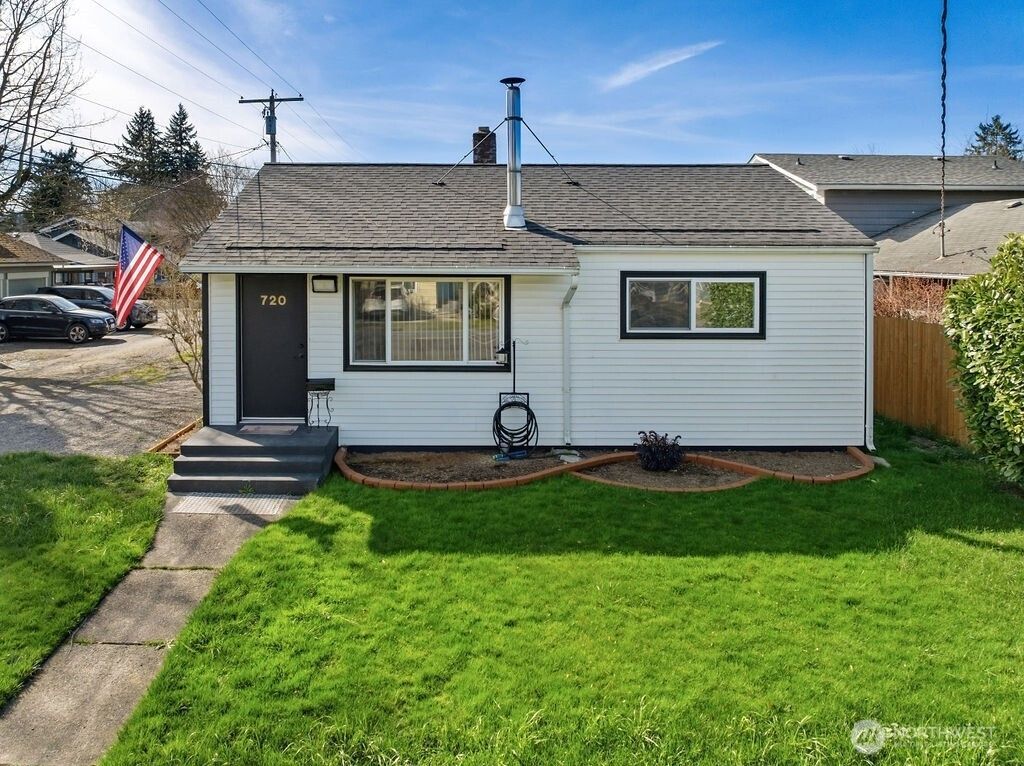 Photo of 720 9th Street SW, Puyallup, WA 98371 (MLS # 2496723)