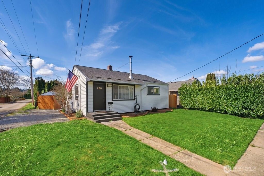 Photo of 720 9th Street SW, Puyallup, WA 98371 (MLS # 2496723)