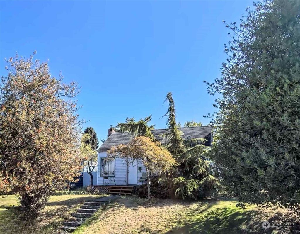 Photo of 2221 State Street, Everett, WA 98201 (MLS # 2205417)