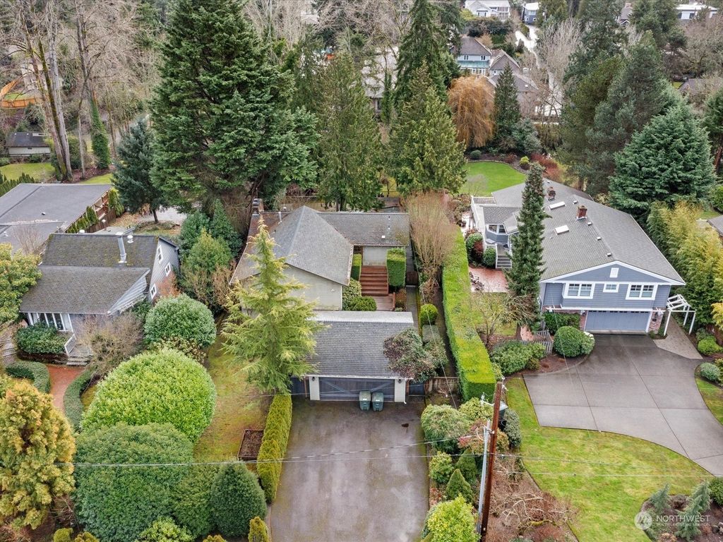 Photo of 7649 NE 14th Street, Medina, WA 98039 (MLS # 2192167)