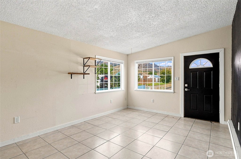 Photo of 9 Freemont Avenue, Rock Island, WA 98850 (MLS # 2574082)