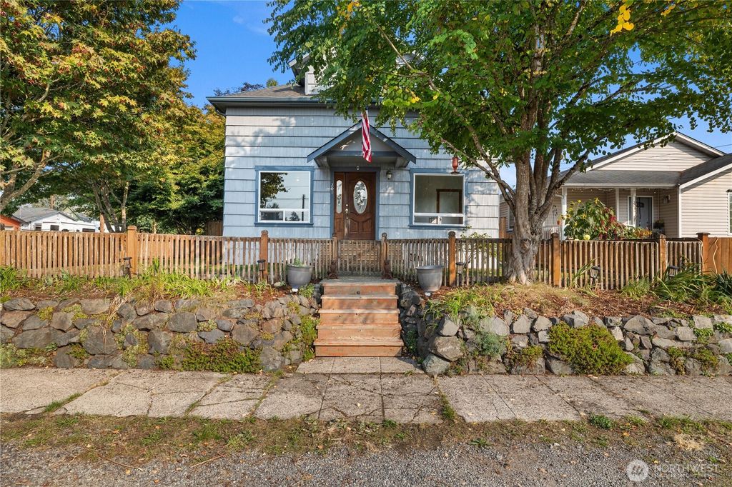 Photo of 201 S Kentucky Avenue, Granite Falls, WA 98252 (MLS # 2436548)
