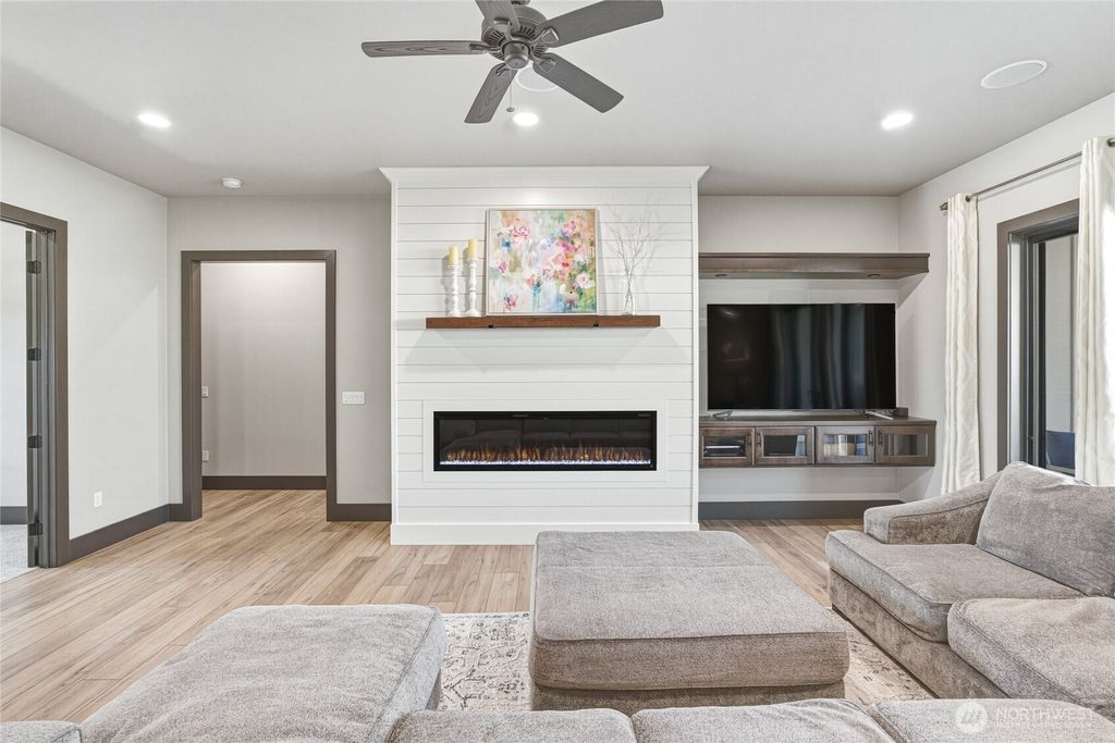 Photo of 760 S Perry Avenue, East Wenatchee, WA 98802 (MLS # 2521787)