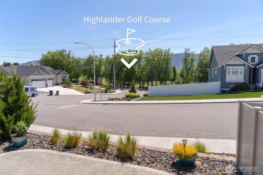 Photo of 760 S Perry Avenue, East Wenatchee, WA 98802 (MLS # 2521787)