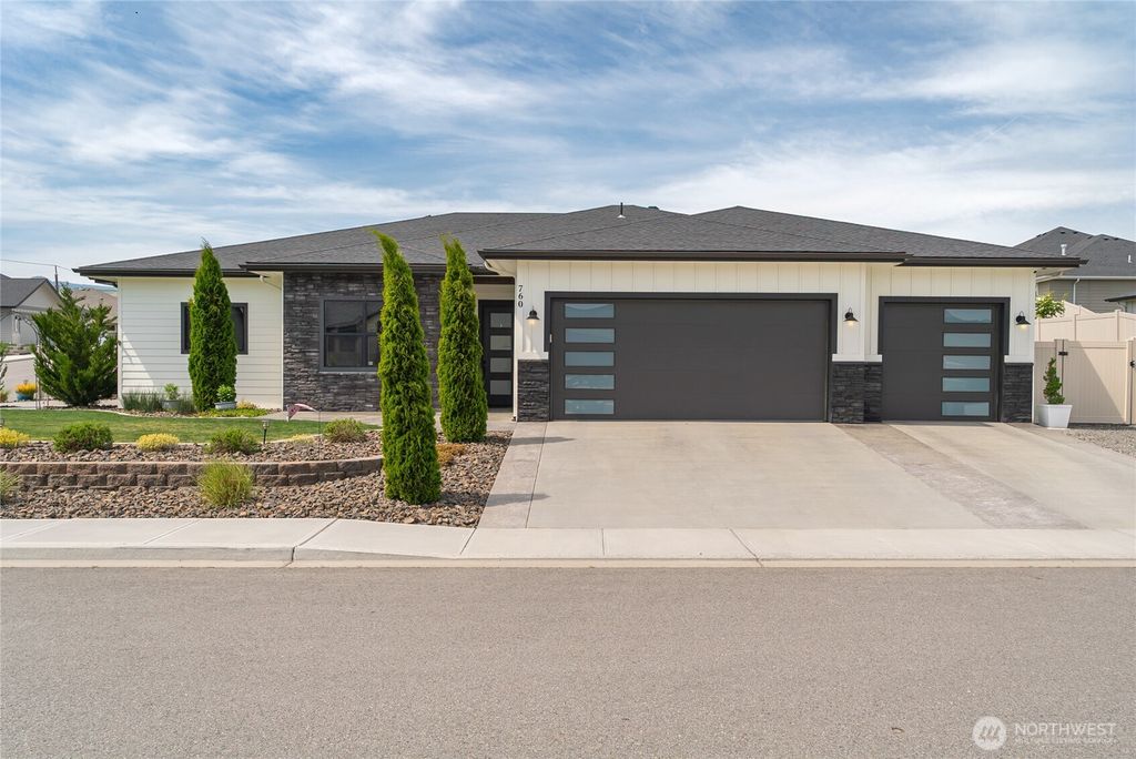 Photo of 760 S Perry Avenue, East Wenatchee, WA 98802 (MLS # 2521787)
