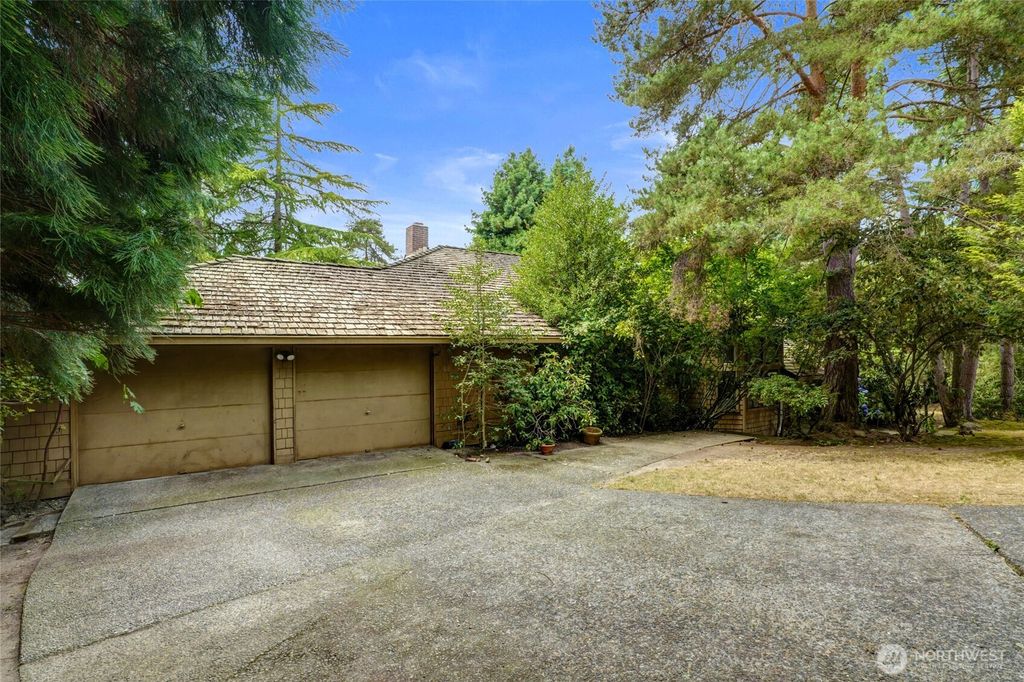 Photo of 2305 88th Avenue NE, Clyde Hill, WA 98004 (MLS # 2407243)