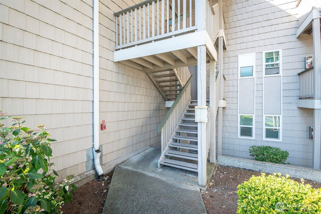 Photo of 33021 18th Place S #E205, Federal Way, WA 98003 (MLS # 2435232)
