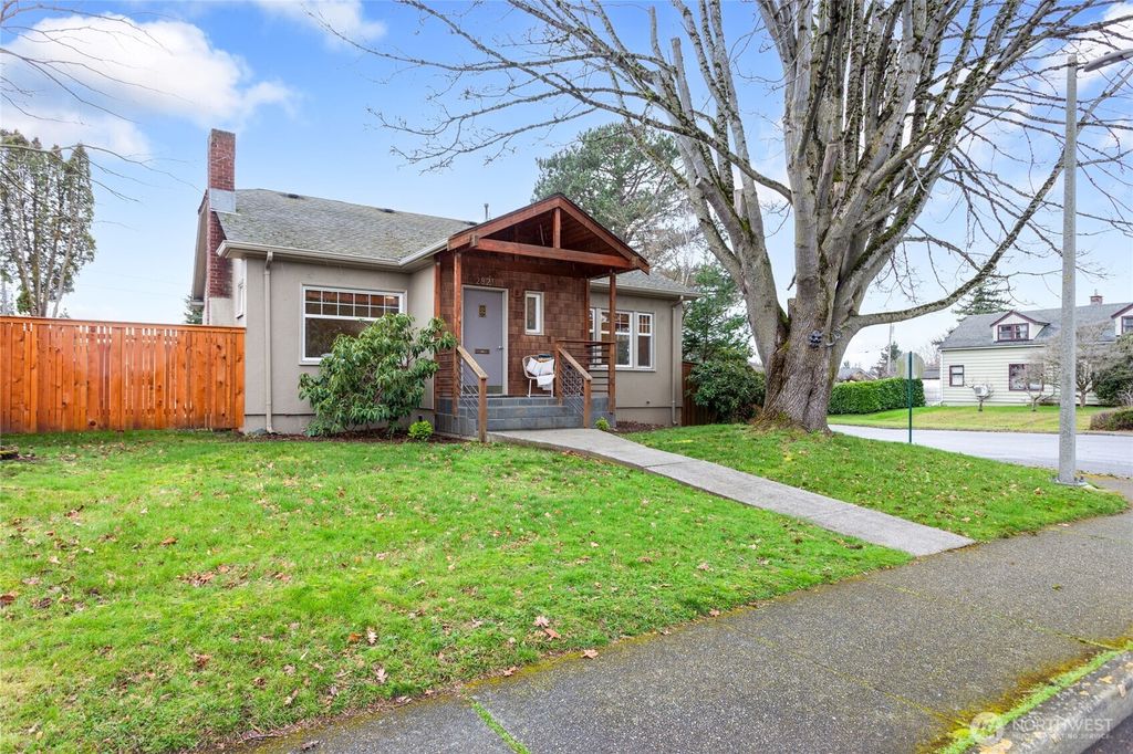 Photo of 2821 Cornwall Avenue, Bellingham, WA 98225 (MLS # 2478918)