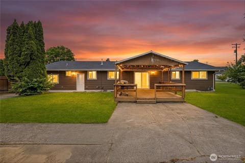 Photo of 230 Cleveland Avenue, Sumas, WA 98295 (MLS # 2536618)