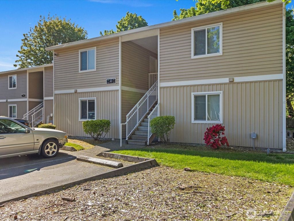 Photo of 12513 NE 130th Way #C102, Kirkland, WA 98034 (MLS # 2372468)