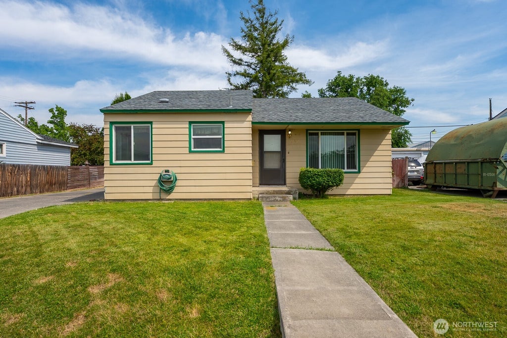 Photo of 907 S Hawthorne Drive, Moses Lake, WA 98837 (MLS # 2541659)
