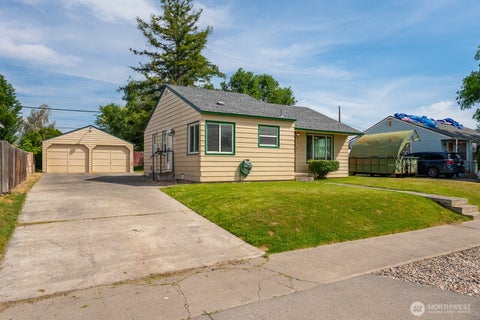 Photo of 907 S Hawthorne Drive, Moses Lake, WA 98837 (MLS # 2541659)