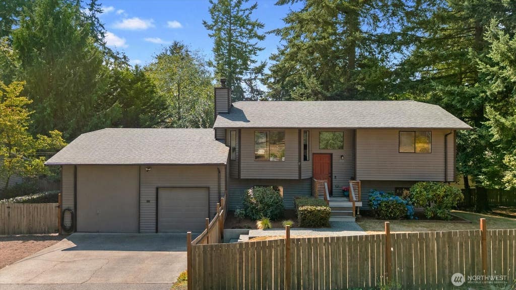 Photo of 1511 N Lake Stickney Drive, Lynnwood, WA 98087 (MLS # 2570106)