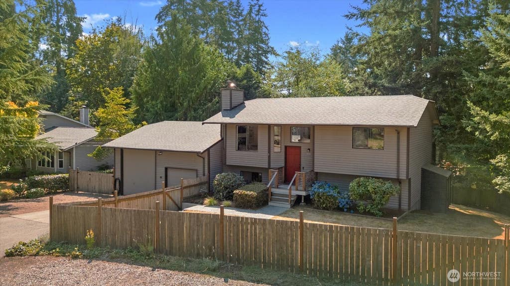 Photo of 1511 N Lake Stickney Drive, Lynnwood, WA 98087 (MLS # 2570106)