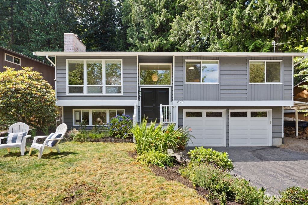 Photo of 820 Highwood Drive SW, Issaquah, WA 98027 (MLS # 2411271)