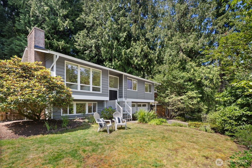 Photo of 820 Highwood Drive SW, Issaquah, WA 98027 (MLS # 2411271)