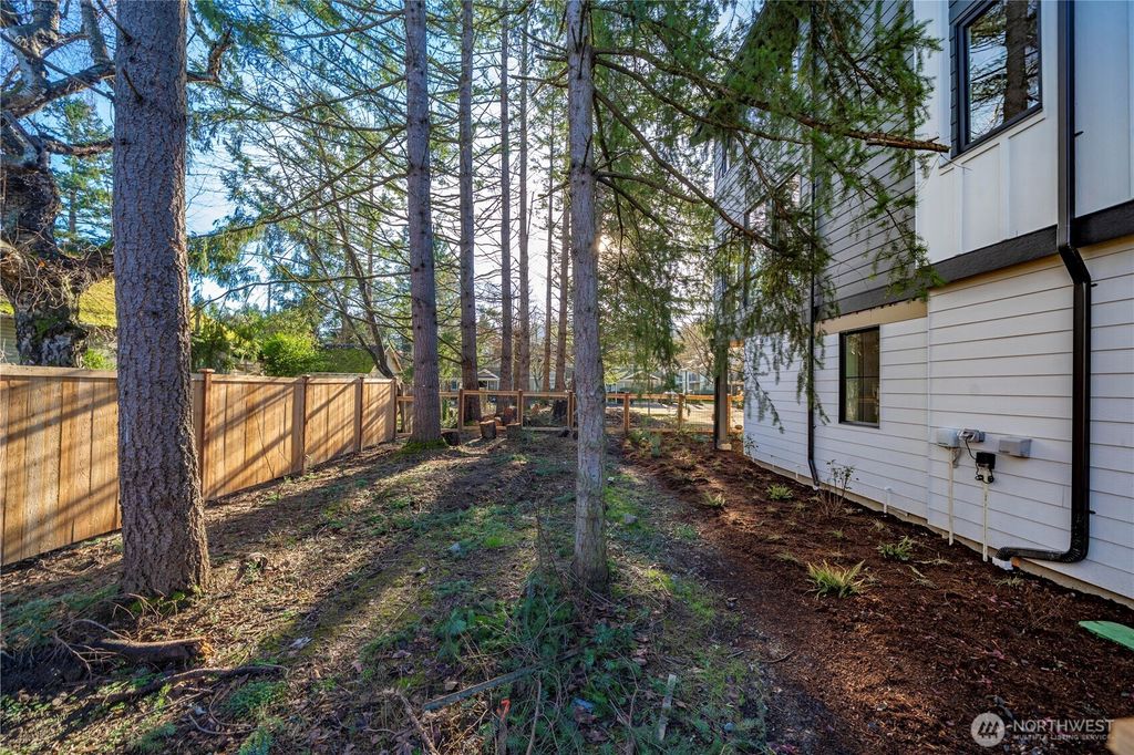 Photo of 537 NW Juniper Street, Issaquah, WA 98027 (MLS # 2464262)