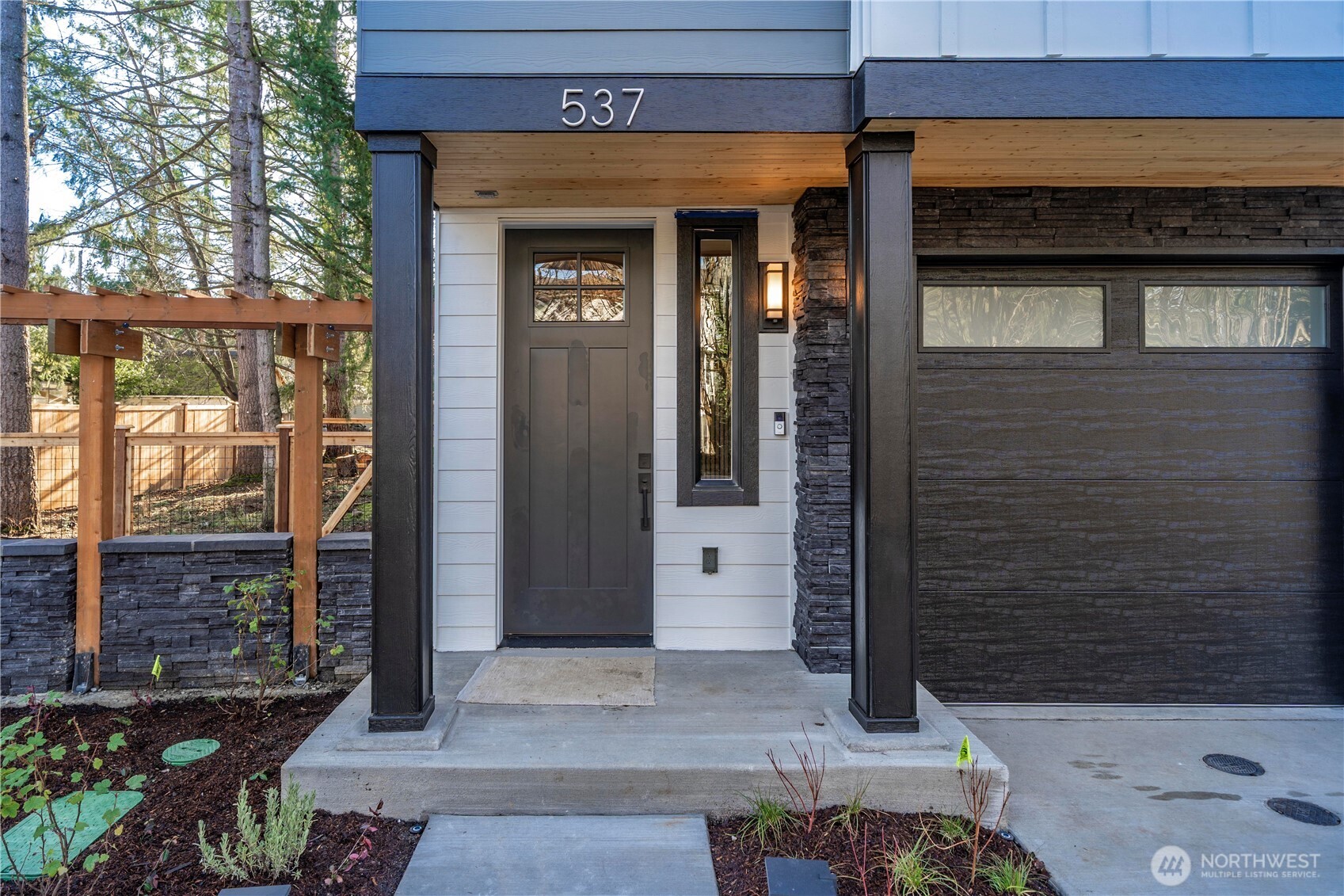 537 NW Juniper Street