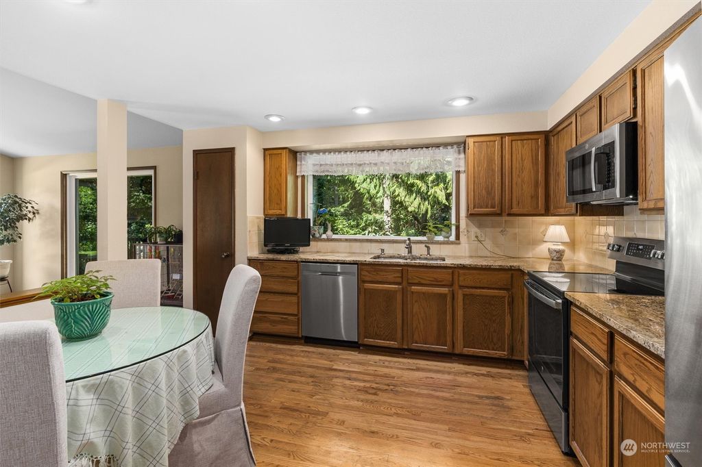Photo of 21812 SE 38th Place, Sammamish, WA 98075 (MLS # 2146628)