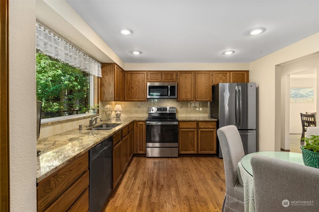 Photo of 21812 SE 38th Place, Sammamish, WA 98075 (MLS # 2146628)