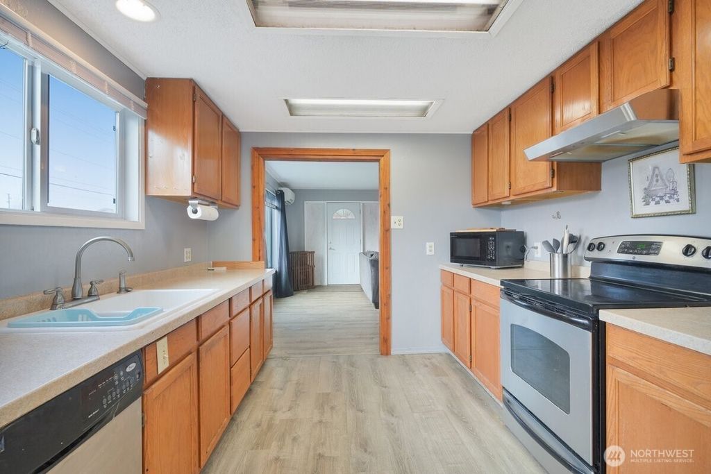 Photo of 100 N Lewis Street, Aberdeen, WA 98520 (MLS # 2453670)