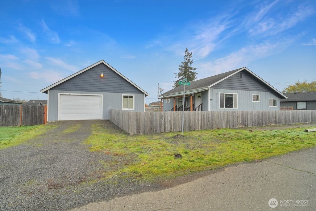Photo of 100 N Lewis Street, Aberdeen, WA 98520 (MLS # 2453670)