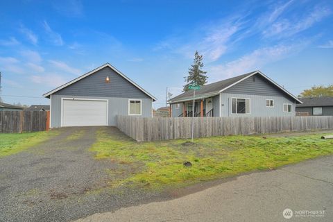 Photo of 100 N Lewis Street, Aberdeen, WA 98520 (MLS # 2453670)