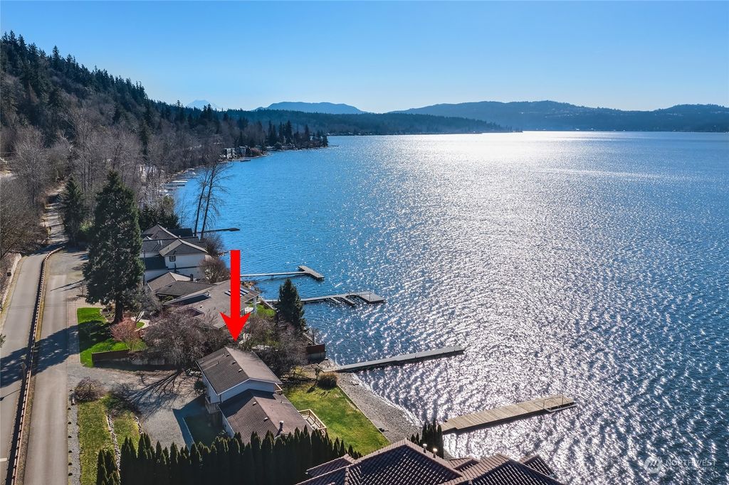 Photo of 2813 E Lake Sammamish Parkway NE, Sammamish, WA 98074 (MLS # 2128258)