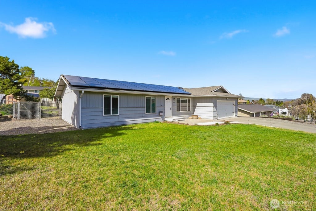 Photo of 207 Palmer Drive, Selah, WA 98942 (MLS # 2562033)
