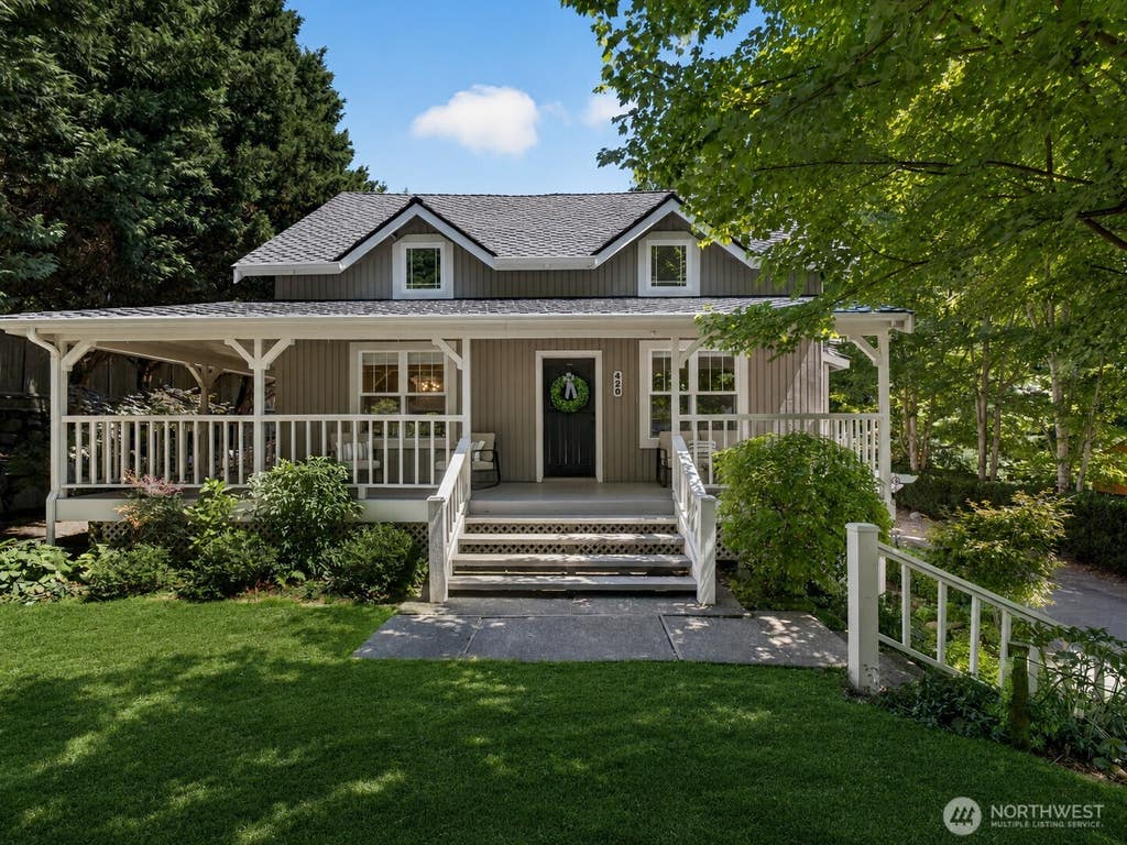 Photo of 420 222nd Avenue NE, Sammamish, WA 98074 (MLS # 2554268)