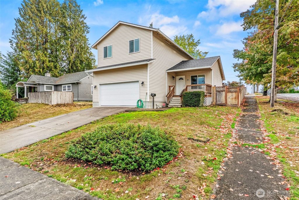 Photo of 800 Harris Street, Kelso, WA 98626 (MLS # 2441100)