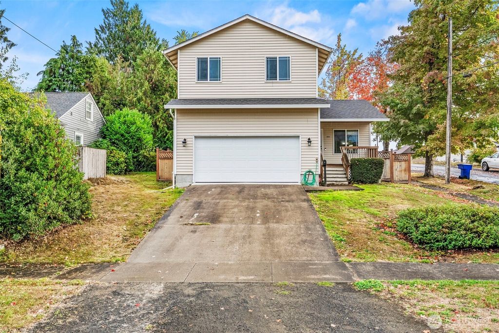 Photo of 800 Harris Street, Kelso, WA 98626 (MLS # 2441100)