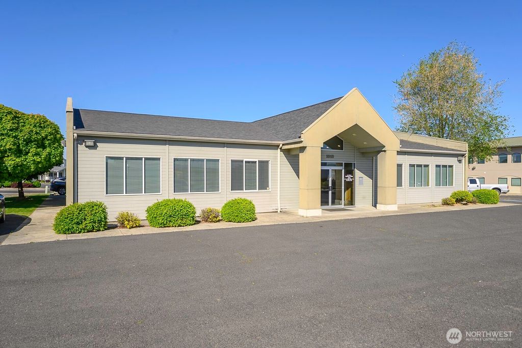 Photo of 1010 S Pioneer Way, Moses Lake, WA 98837 (MLS # 2516911)