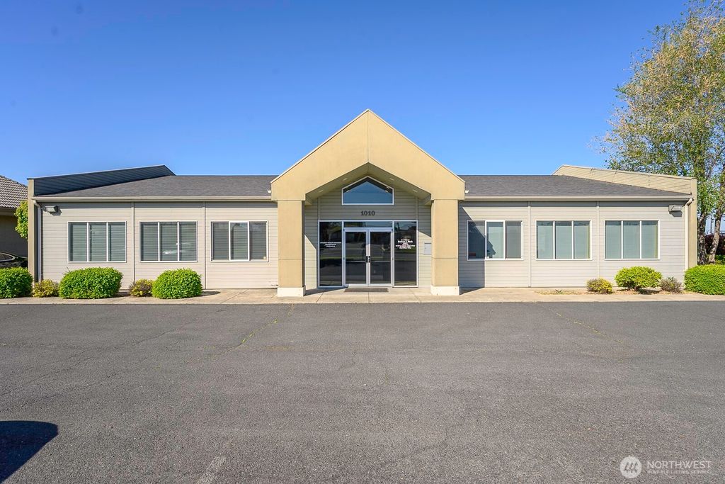 Photo of 1010 S Pioneer Way, Moses Lake, WA 98837 (MLS # 2516911)