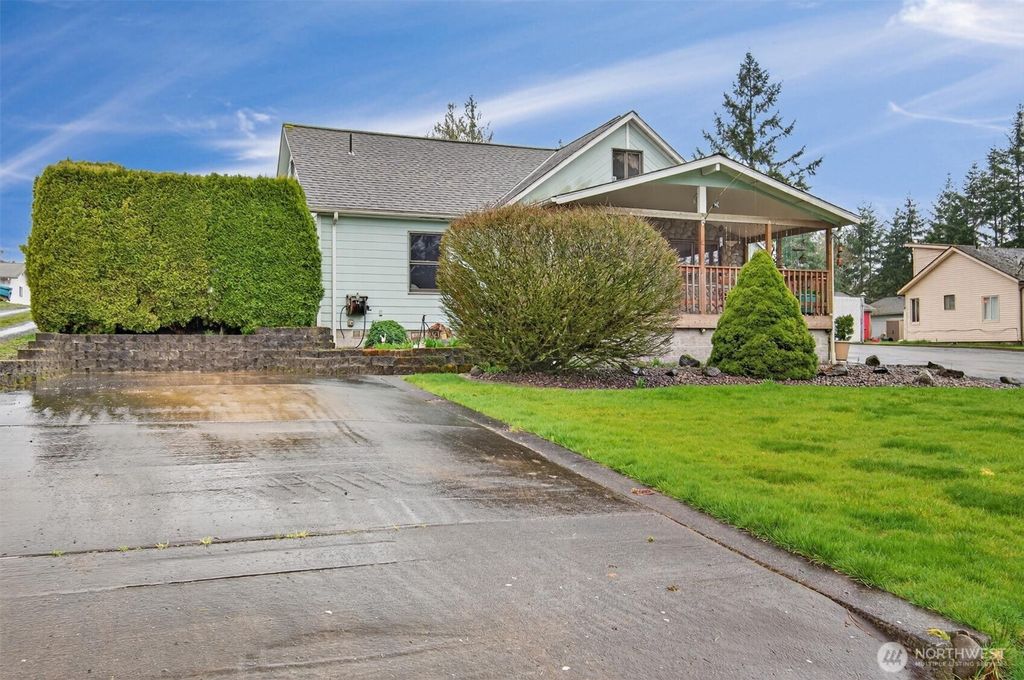 Photo of 422 Nevada Drive, Longview, WA 98632 (MLS # 2492057)