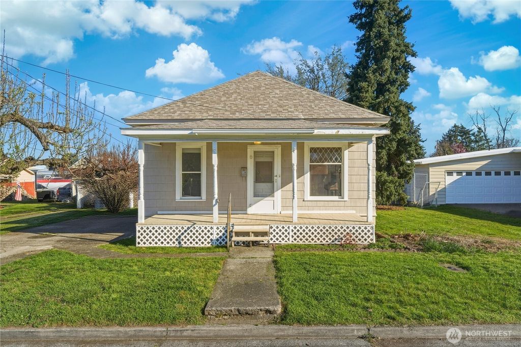 Photo of 116 SW 9th Street, College Place, WA 99324 (MLS # 2499721)