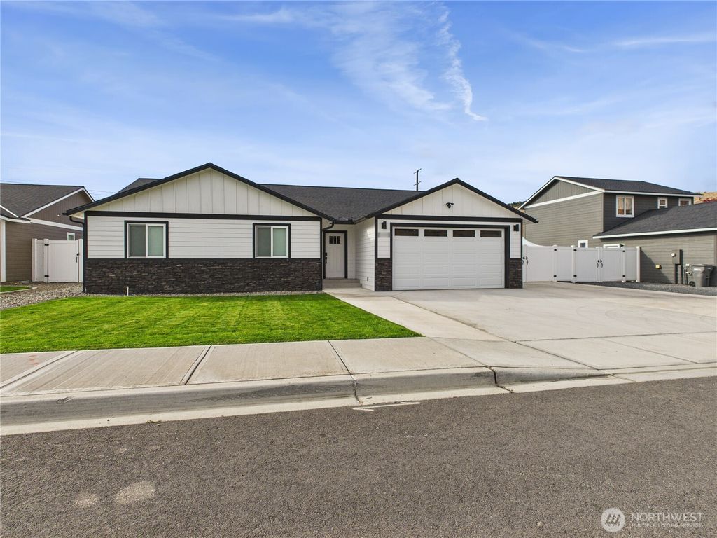 Photo of 1408 Douglas Avenue, Rock Island, WA 98850 (MLS # 2447194)