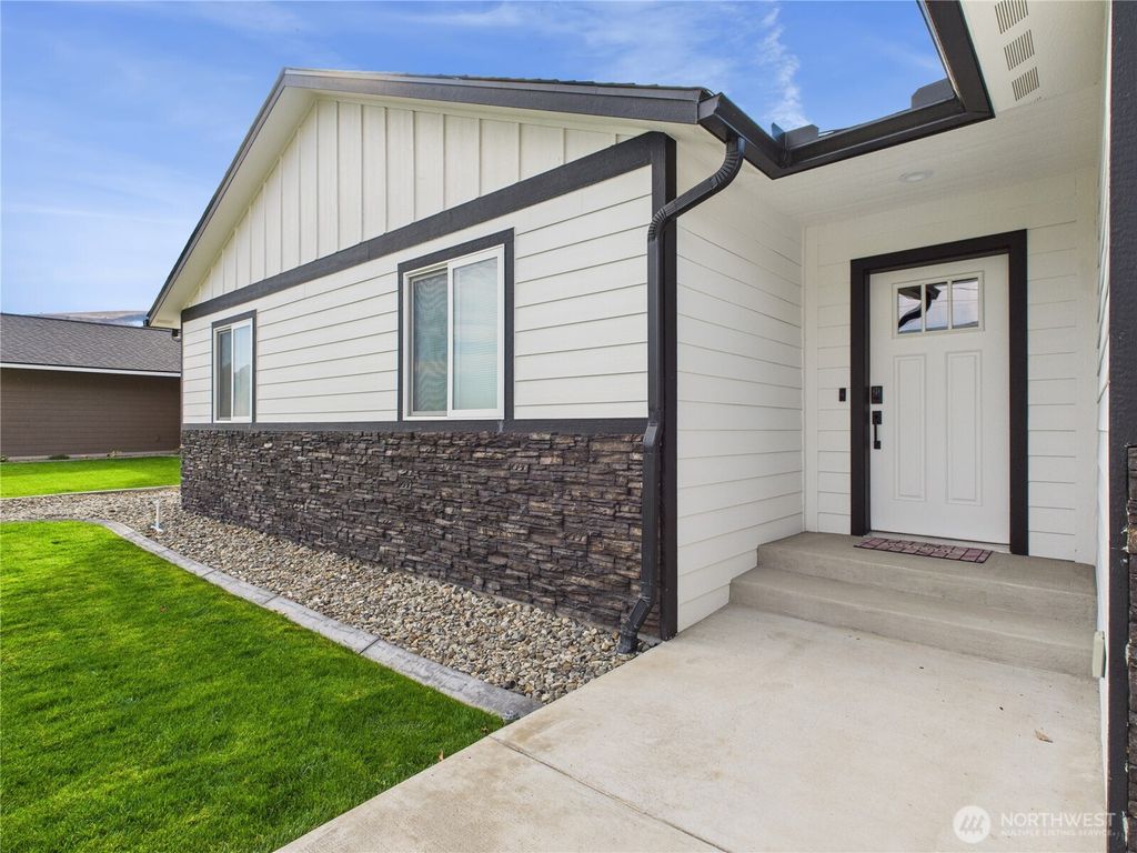 Photo of 1408 Douglas Avenue, Rock Island, WA 98850 (MLS # 2447194)